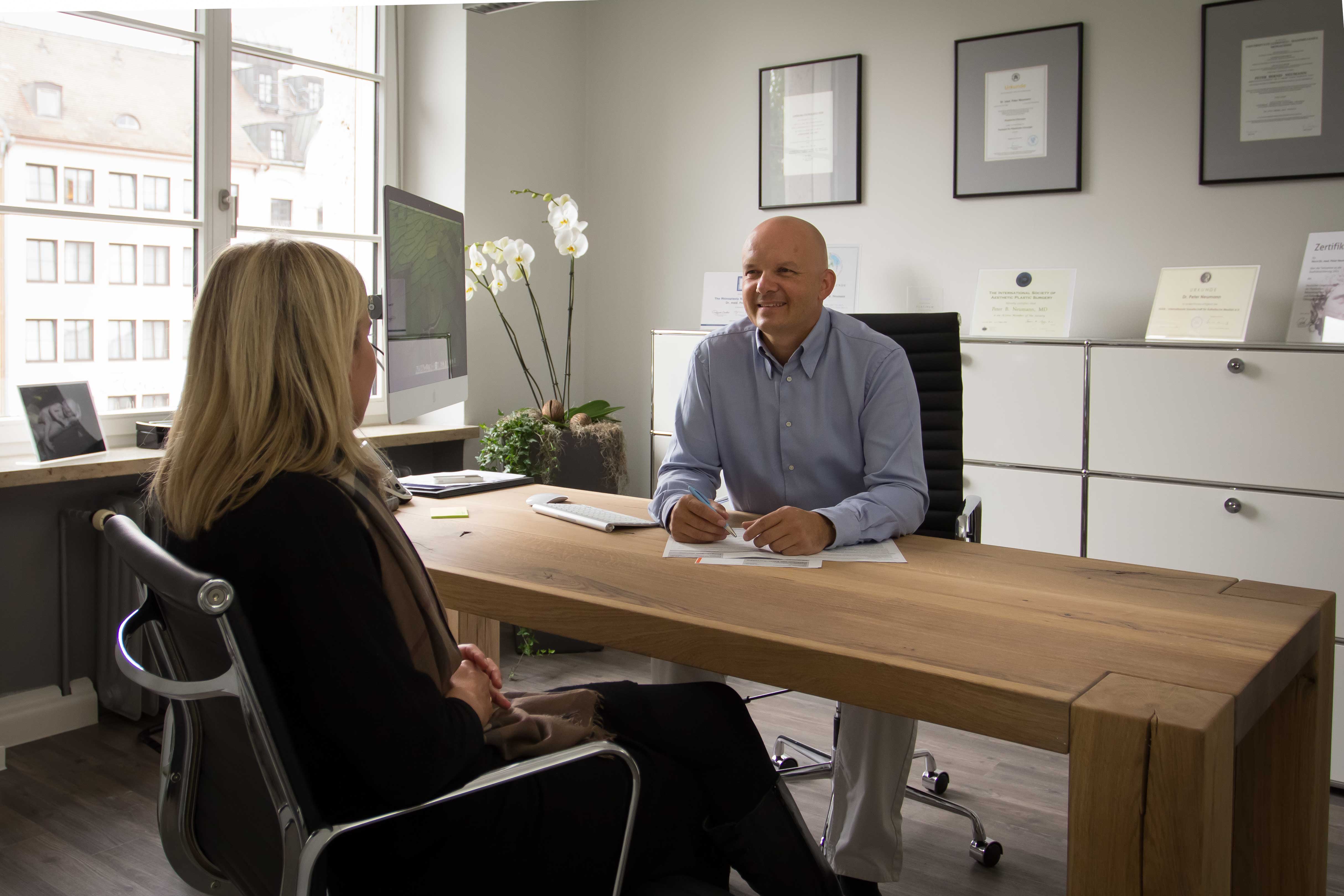 Beratungsgespräch für eine Schönheitsbehandlung bei Dr. Peter Neumann