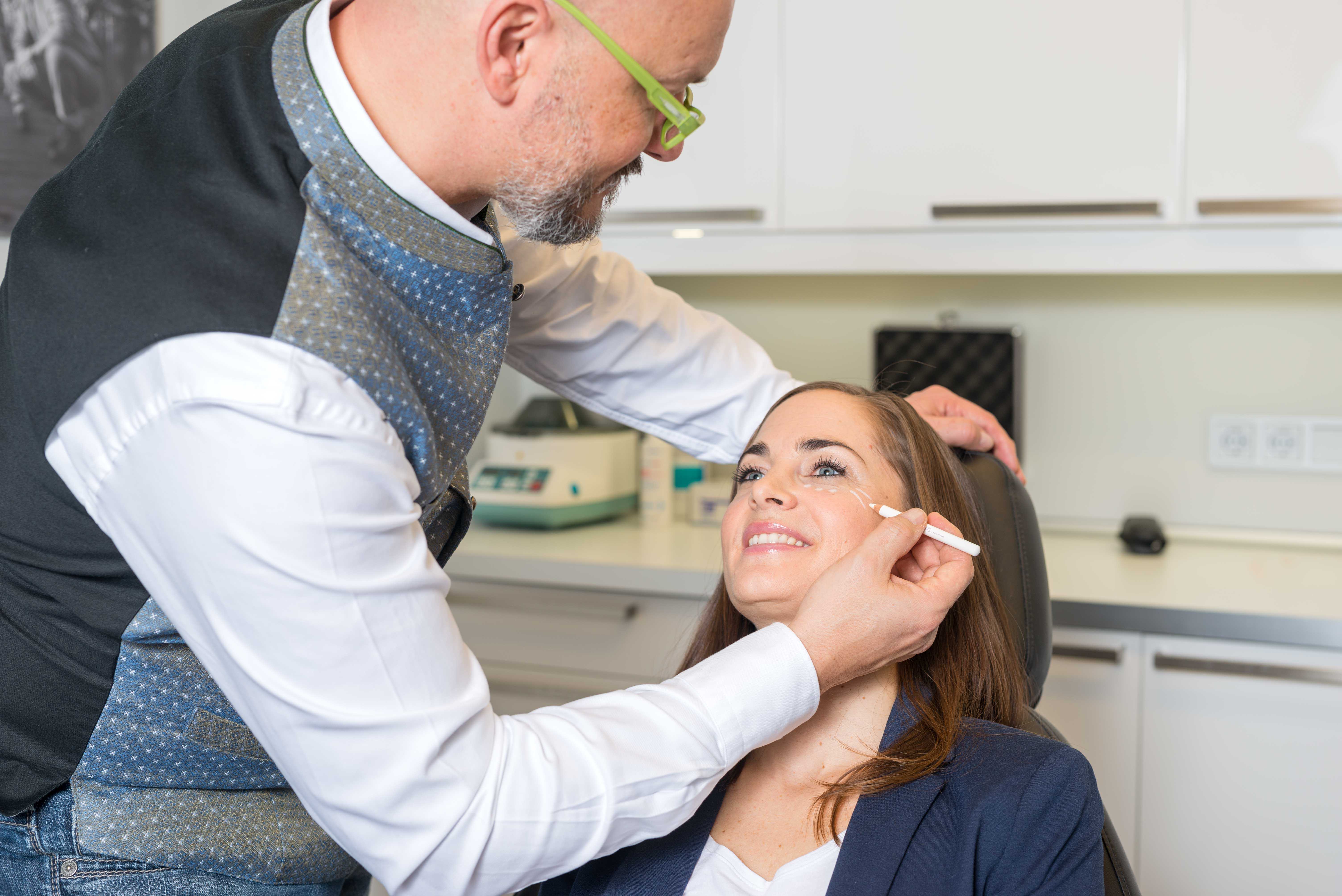 Beratungsgespräch vor der Behandlung mit Botox® bei Dr. Peter Neumann