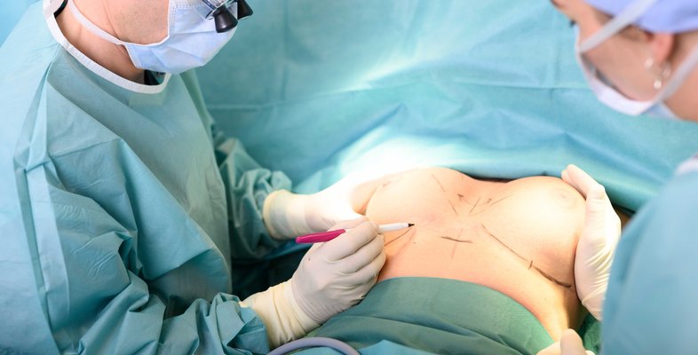 Dr. Daniel Thome in der OP Vorbereitung für eine Bruststaffung