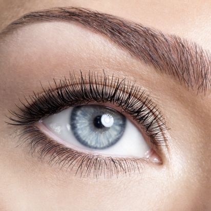 schönes offenes Auge nach einer Oberlidstraffung