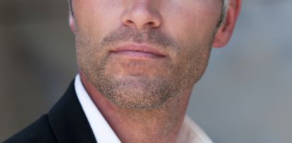 Zufriedener Patient nach einem Eingriff in der Schönheitschirurgie