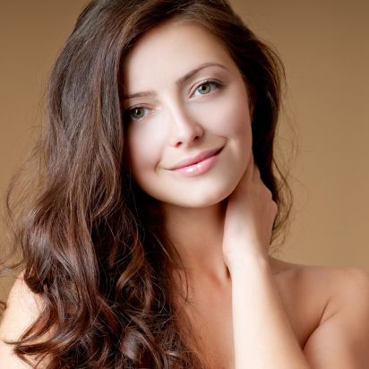 Junge blonde Frau, happy, hat sich nach ihrer Schwangerschaft für eine Bruststraffung entschieden