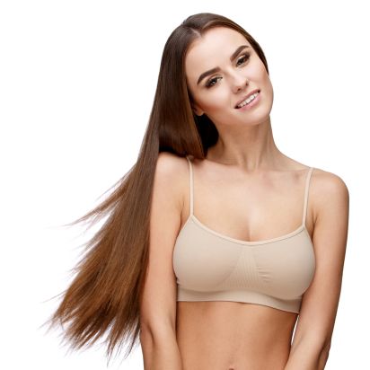 Junge Frau, blond und glücklich nach Ihrer Bruststraffung