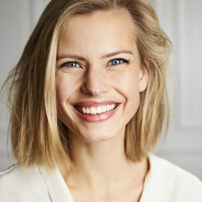 Blonde junge Frau, lächelnd und zufrieden nach Ihrer Brust-OP