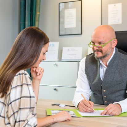 Patientin bei einem Beratungsgespräch mit dem Spezialisten Dr. Peter Neumann