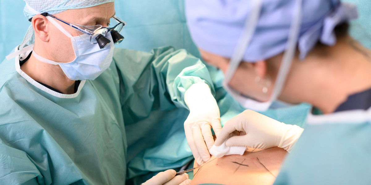 Dr. Daniel Thome führt eine Brustverkleinerung bei einer Patientin durch