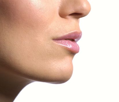 Mit Hyaluronsäure kann man im Kinnbereich Asymmetrien und Deformitäten ausgleichen