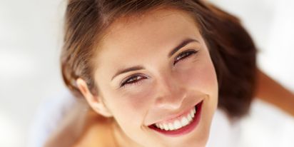 Das Gesicht einer lächelnden Frau von oben fotografiert, sie schaut in die Kamera