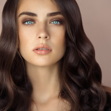 Frau mit strahlenden Augen und Blick in die Kamera