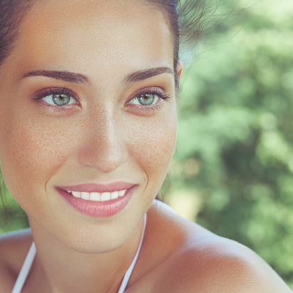 Glückliche Frau nach einer Unterlidstraffung